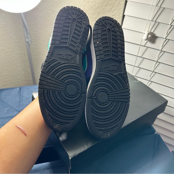 Air Jordan 1 Low GS size 7 - Picture 4 of 6